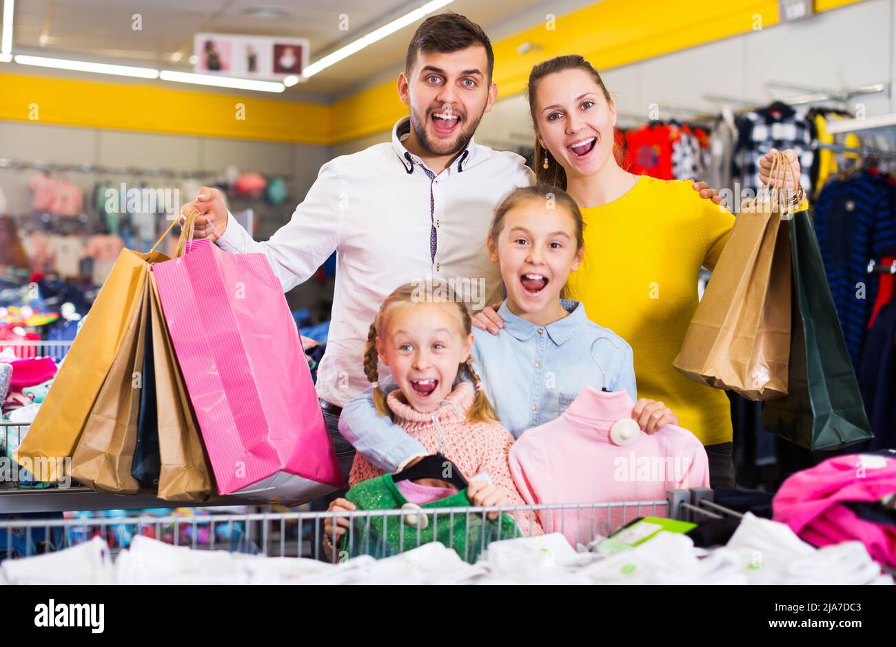 Eltern mit zwei kleinen Mädchen beim Einkaufen in der Familie Stockfoto