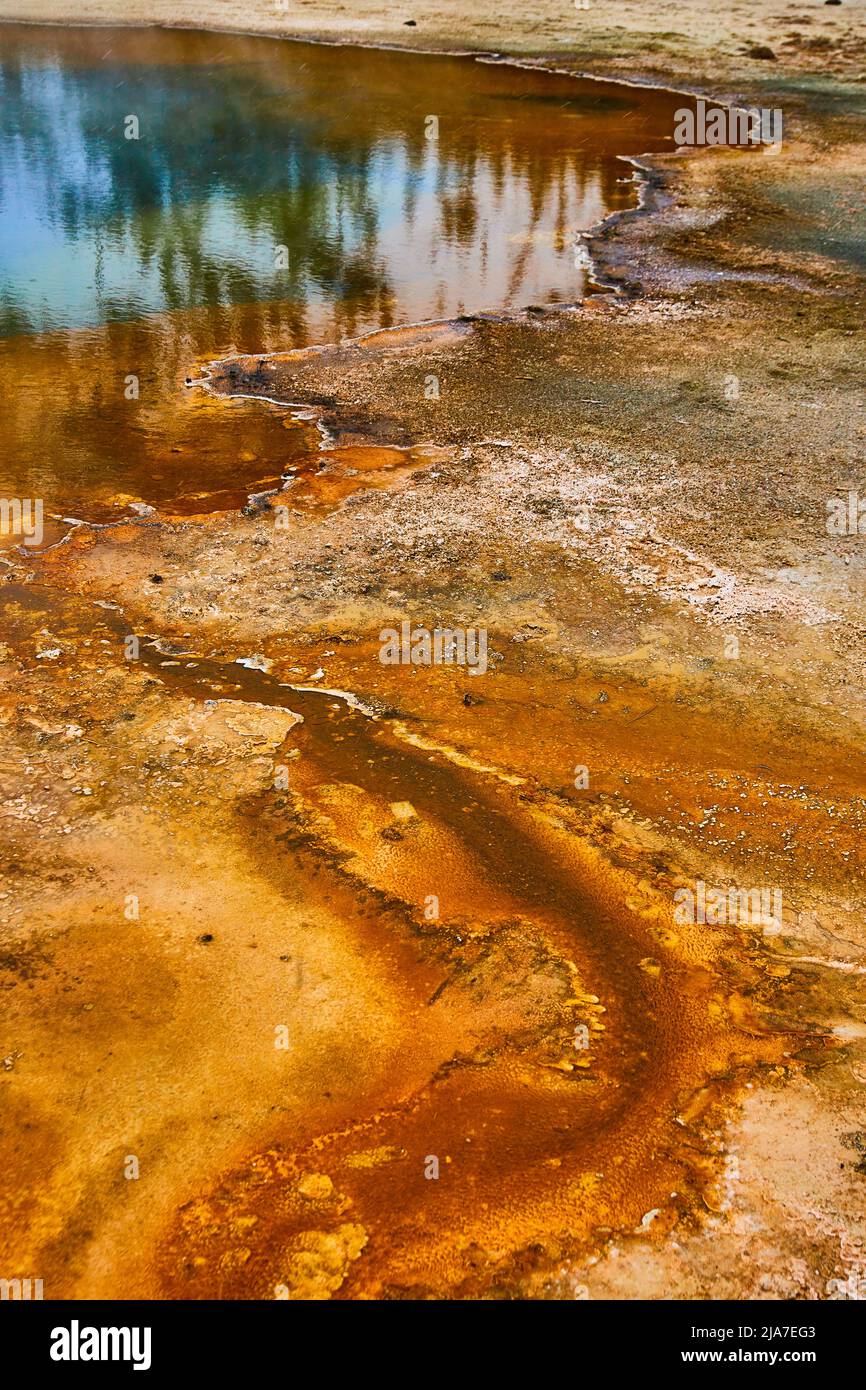 Detail der farbenfrohen Wellen im Becken von Yellowstone bei Pools Stockfoto