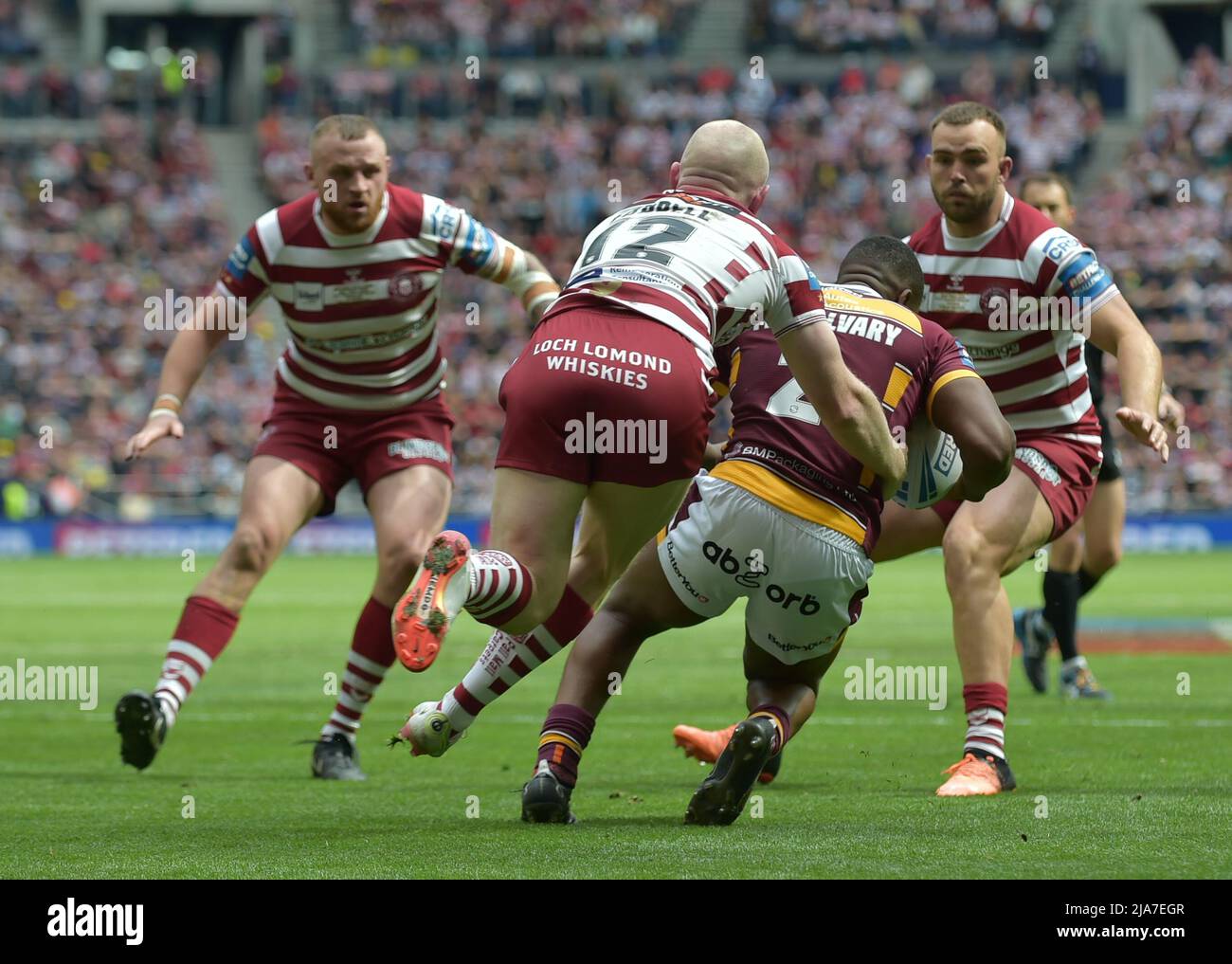 Tottenham Hotspors Stadium, London, Großbritannien. 28.. Mai 2022. Tottenham Hotspors Stadium, London, Großbritannien. 28.. Mai 2022. Jermaine McGillvary von Huddersfield Giants in Angriff genommen von Liam Farrell von Wigan Warriors 2022 Challenge Cup Finale: Huddersfield Giants V Wigan Warriors Ort: Tottenham Hotspur Stadium, England Datum: Samstag, 28. Mai Kick-off: 15:00 BST Credit: Craig Cresswell/Alamy Live News Stockfoto