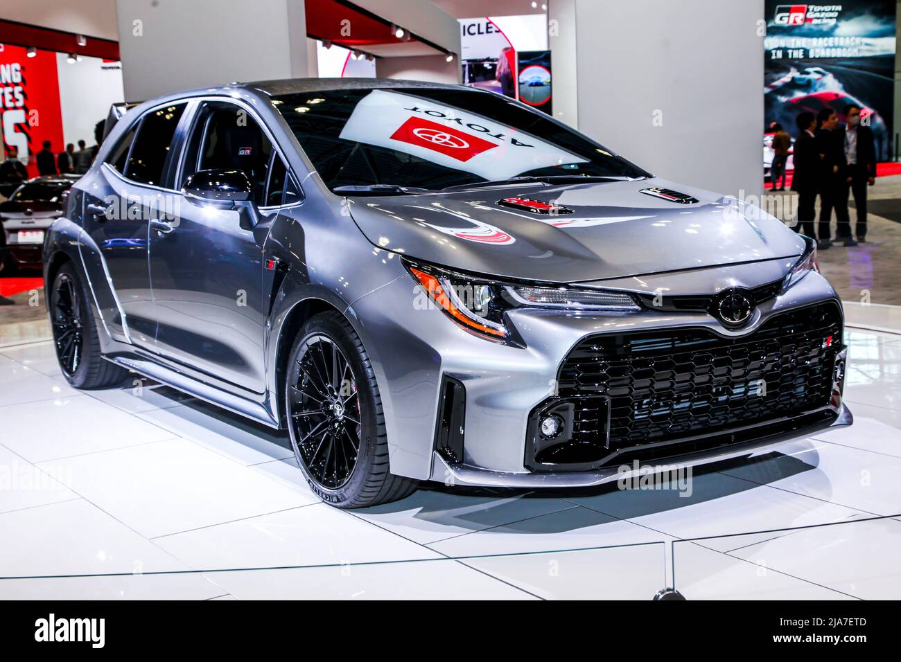 NEW YORK, NY, USA - 13. APRIL 2022: Toyota Corolla GL zeigt während der NYIAS im Jacobs Javits Center am Press Day 1 erste Show nach 2019 Stockfoto