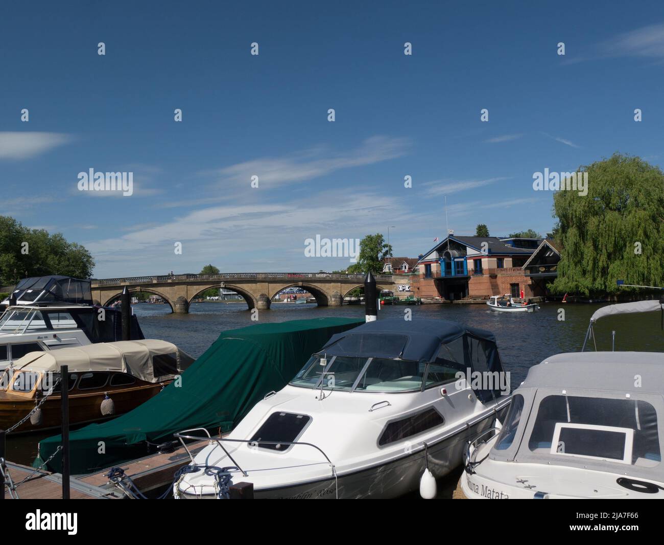 Blick entlang der Themse in Richtung Town Bridge Henley-on-Thames Oxfordshire England UK mit festgezogenem Freizeitboot am Pier 3 Stockfoto