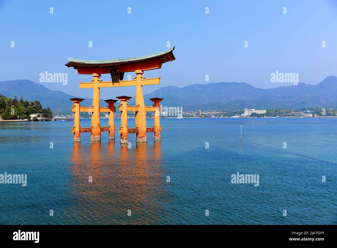 Japan. Miyajima. Hiroshima. Itsukushima-Schrein und schwimmendes Torii-Tor Stockfoto