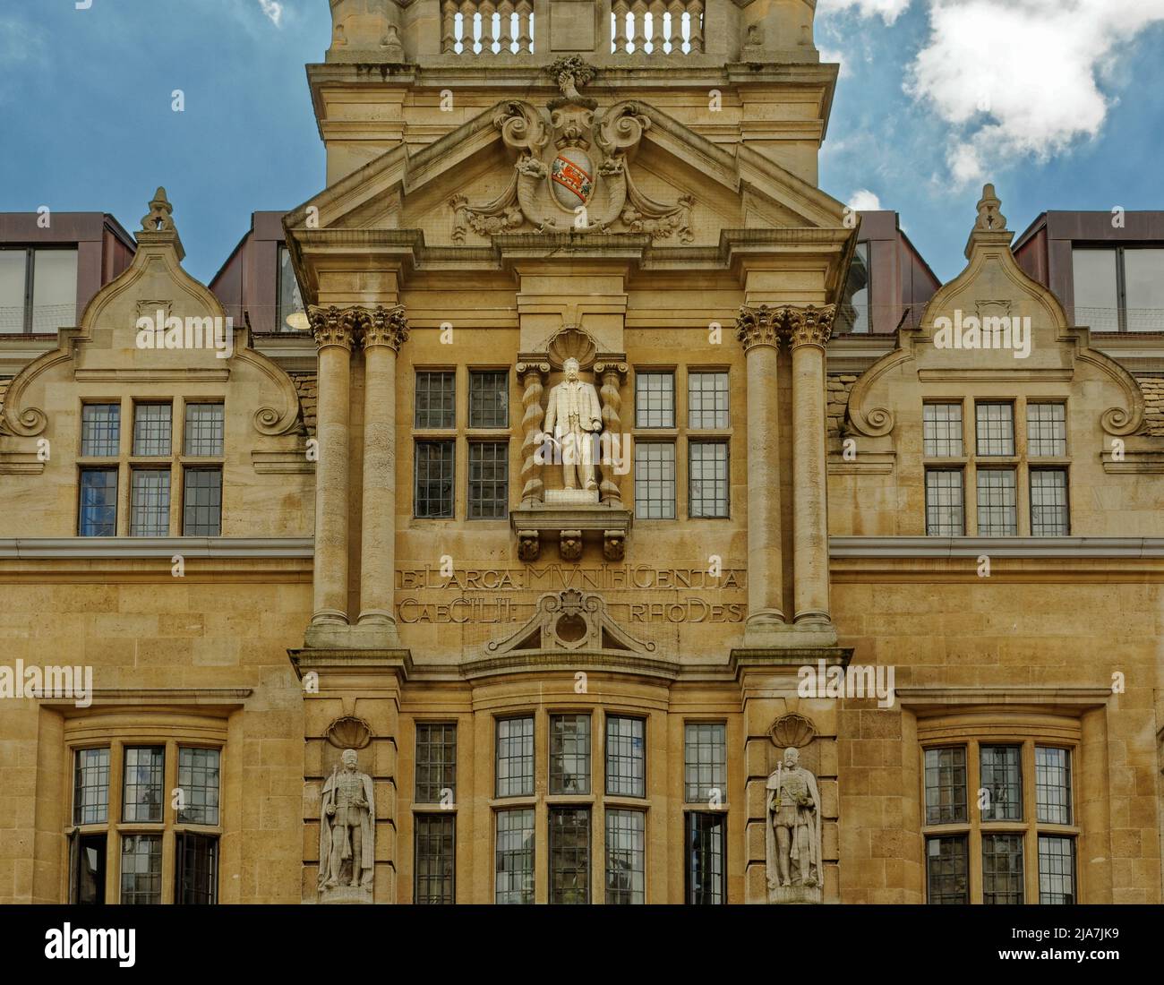 OXFORD CITY ENGLAND FASSADE DES ORIEL COLLEGE IN DER HAUPTSTRASSE MIT STATUEN VON CECIL RHODES GEORGE V UND EDWARD VII Stockfoto