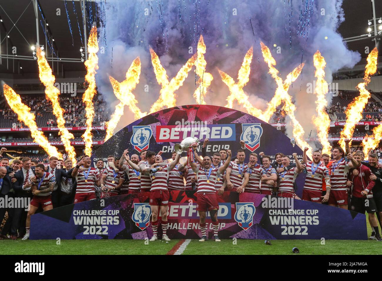 Der Wigan-Krieger-Kader feiert und hebt die Trophäe des Betfred Challenge Cup, nachdem er die Huddersfield Giants 14-16 besiegt hat Stockfoto