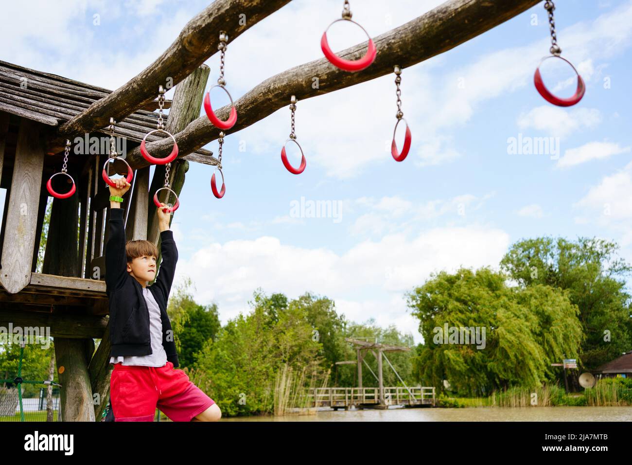 Kletterjunge auf dem Spielplatz im Zentrum Parc in Niederlande Stockfoto