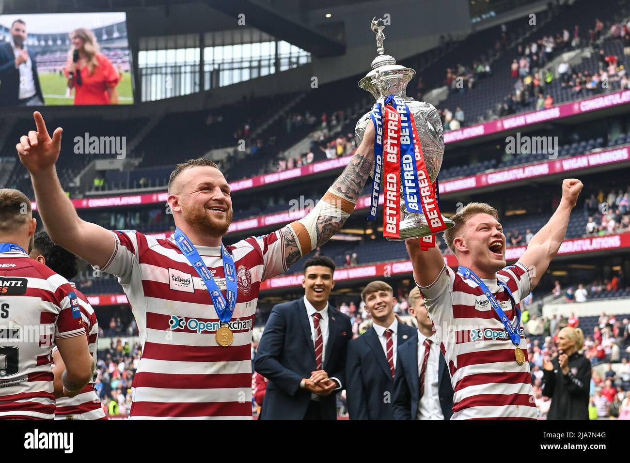 Brad Singleton #8 und Morgan Smithies #14 von Wigan Warriors , Prominente, die das Finale des Betfred Challenge Cup gewonnen haben Stockfoto