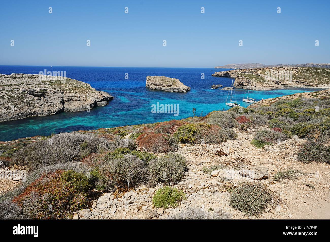 Wunderschöne blaue Lagune auf der europäischen Comino Insel in Malta, klarer blauer Himmel in 2022 warmen sonnigen Frühlingstag im Mai. Stockfoto