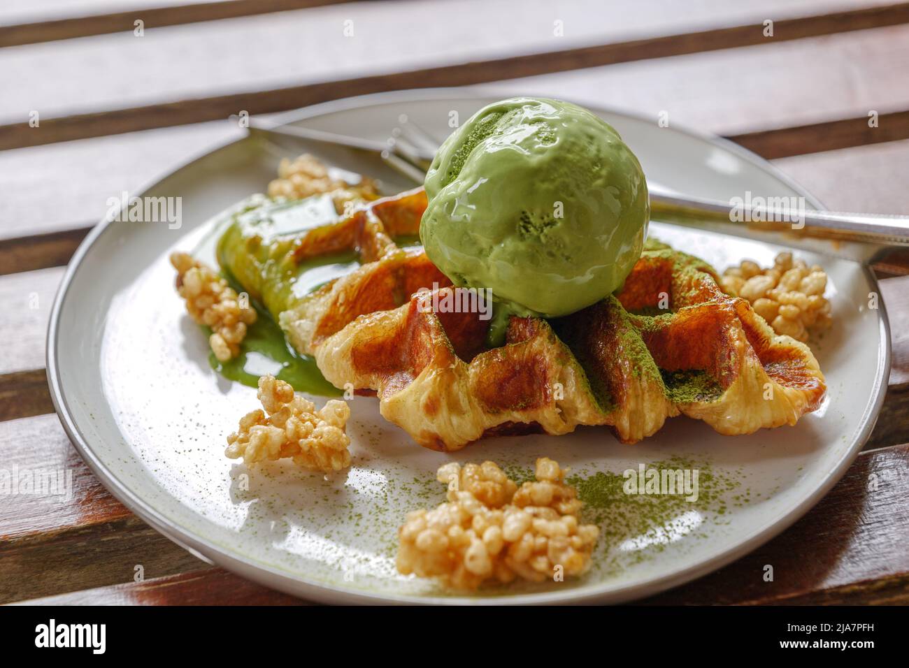 Matcha Green Tea Eiscreme auf Croissant-Waffeln. Stockfoto