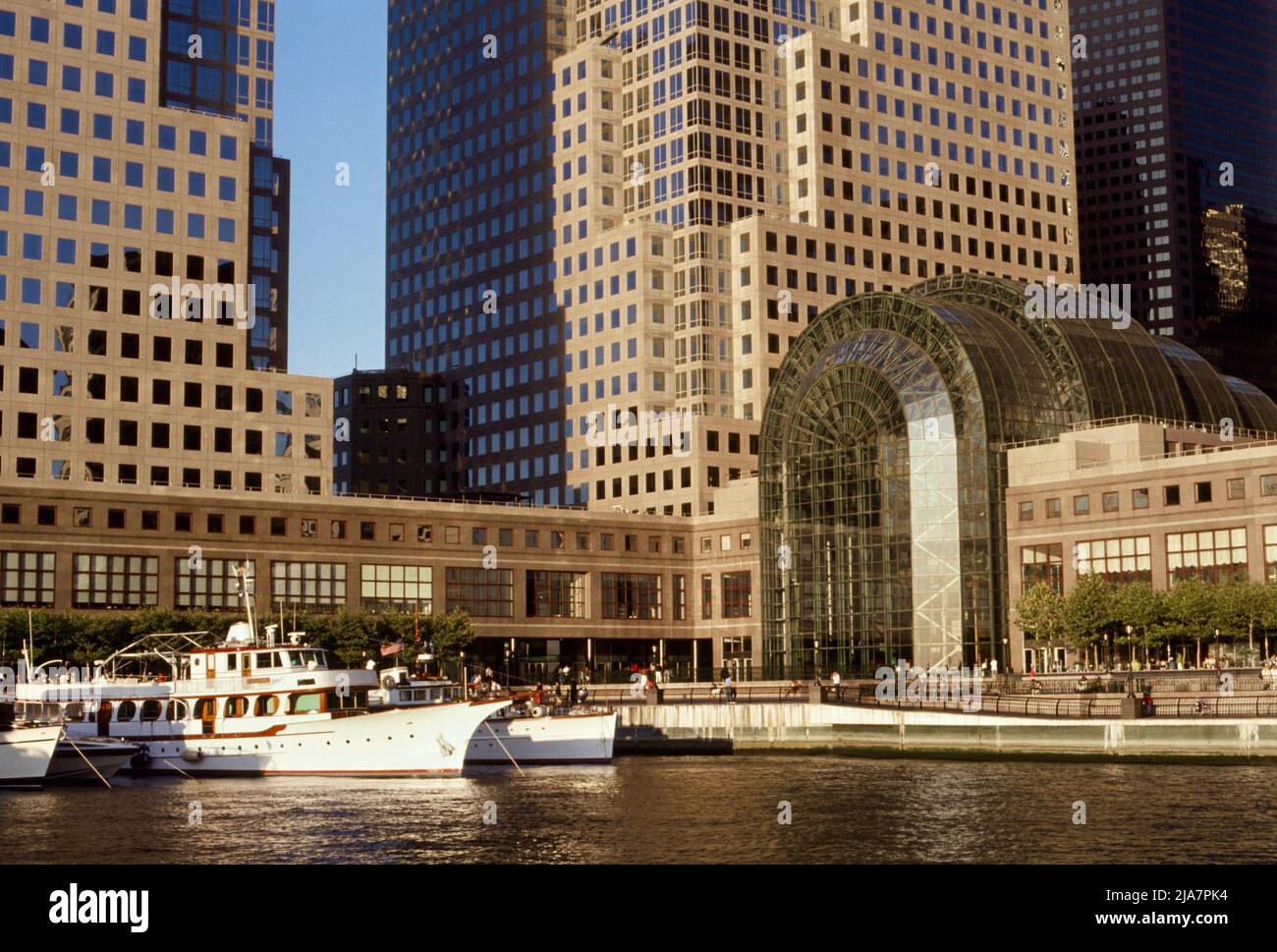 Das Bootsbecken am World Financial Center, heute der Brookfield Place in New York City 1990er Stockfoto