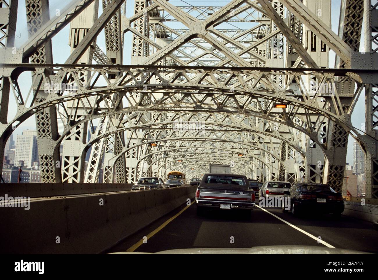 Verkehr auf der 59. Street Bridge nach New York City im Jahr 1977 Stockfoto