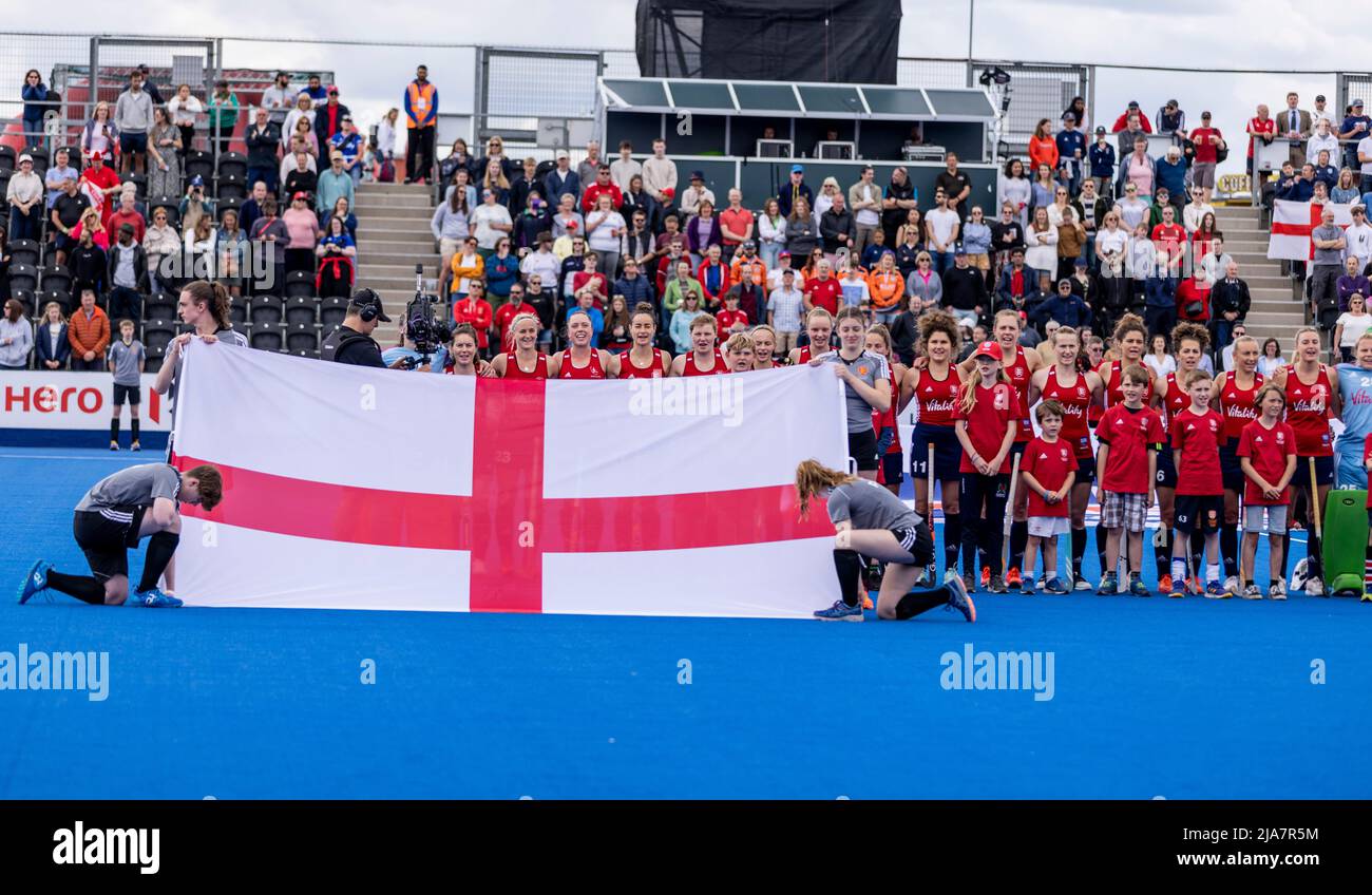 England während der Nationalhymne vor dem Spiel der FIH Hockey Pro League im Lee Valley, London. Bilddatum: Samstag, 28. Mai 2022. Stockfoto