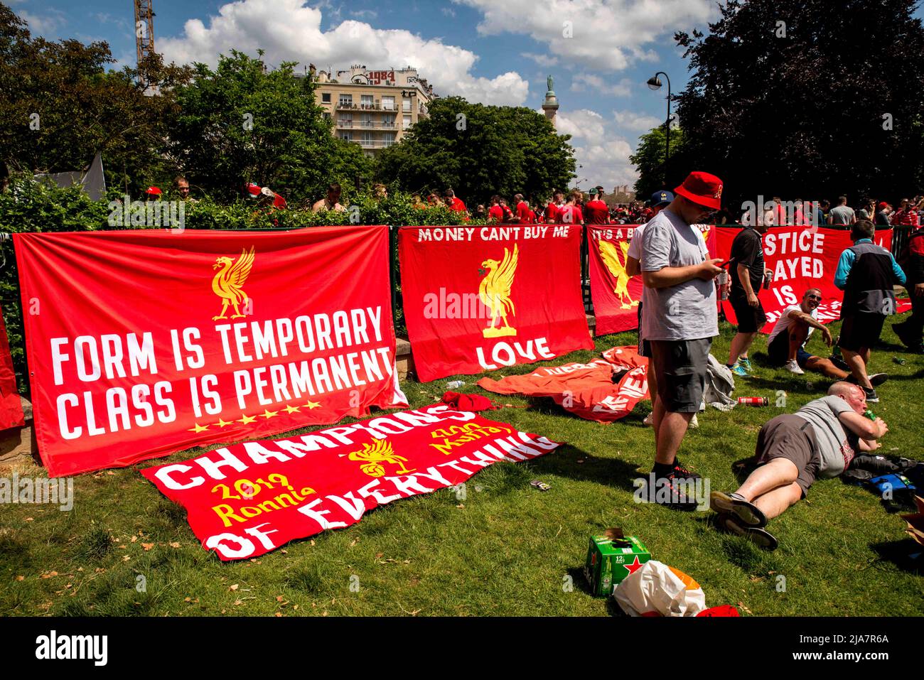 Wenige Stunden vor Beginn des Champions-League-Finales zwischen Liverpool und Real Madrid marschierten englische Fans auf den Place de la Nation ein, wo sich die Fanzone befindet. Paris, Frankreich, am 28. Mai 2022. Foto von Denis Prezat/ABACAPRESS.COM Stockfoto