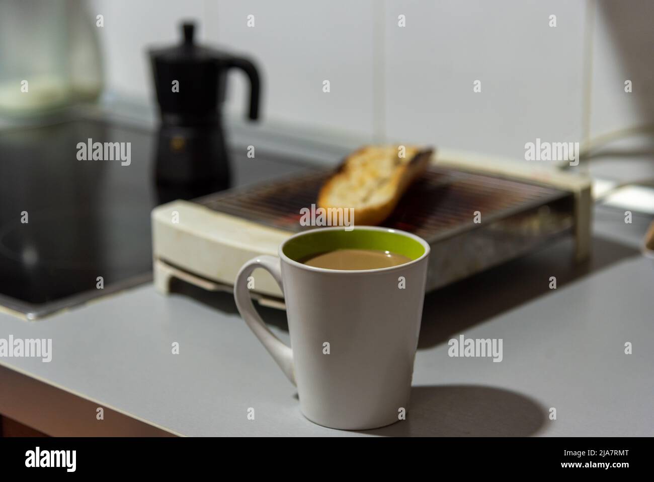 Tasse Kaffee mit Milch auf der Küchentheke. Stockfoto