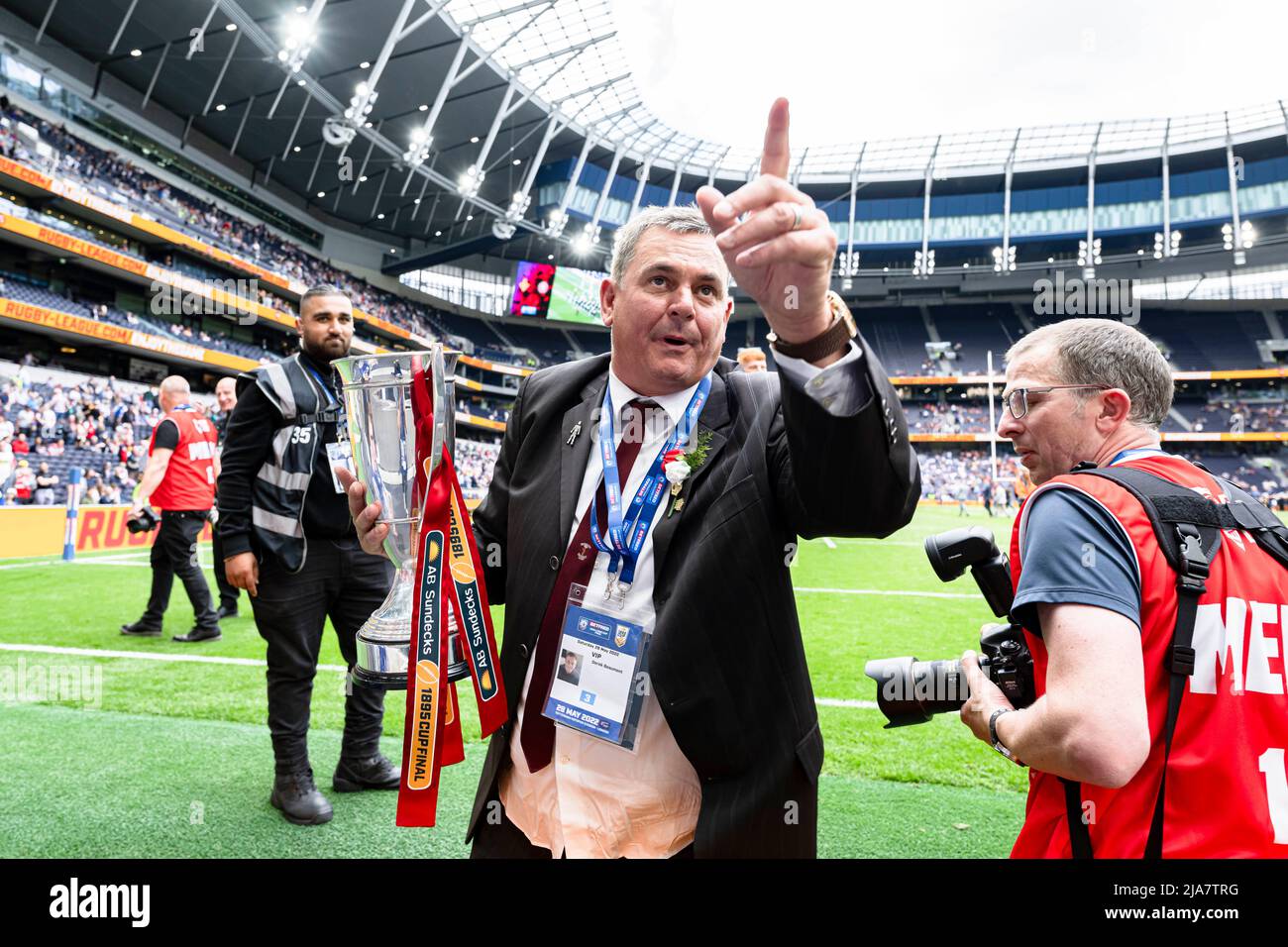 LONDON, GROSSBRITANNIEN. 28., Mai 2022. Derek Beaumont - Besitzer von ab Sonnendecks während des ab Sonnendecks 2022 Cup Finales 1895 - Featherstone Rovers vs Leigh Centurions im Tottenham Hotspur Stadium am Samstag, den 28. Mai 2022. LONDON, ENGLAND. Kredit: Taka G Wu/Alamy Live Nachrichten Stockfoto