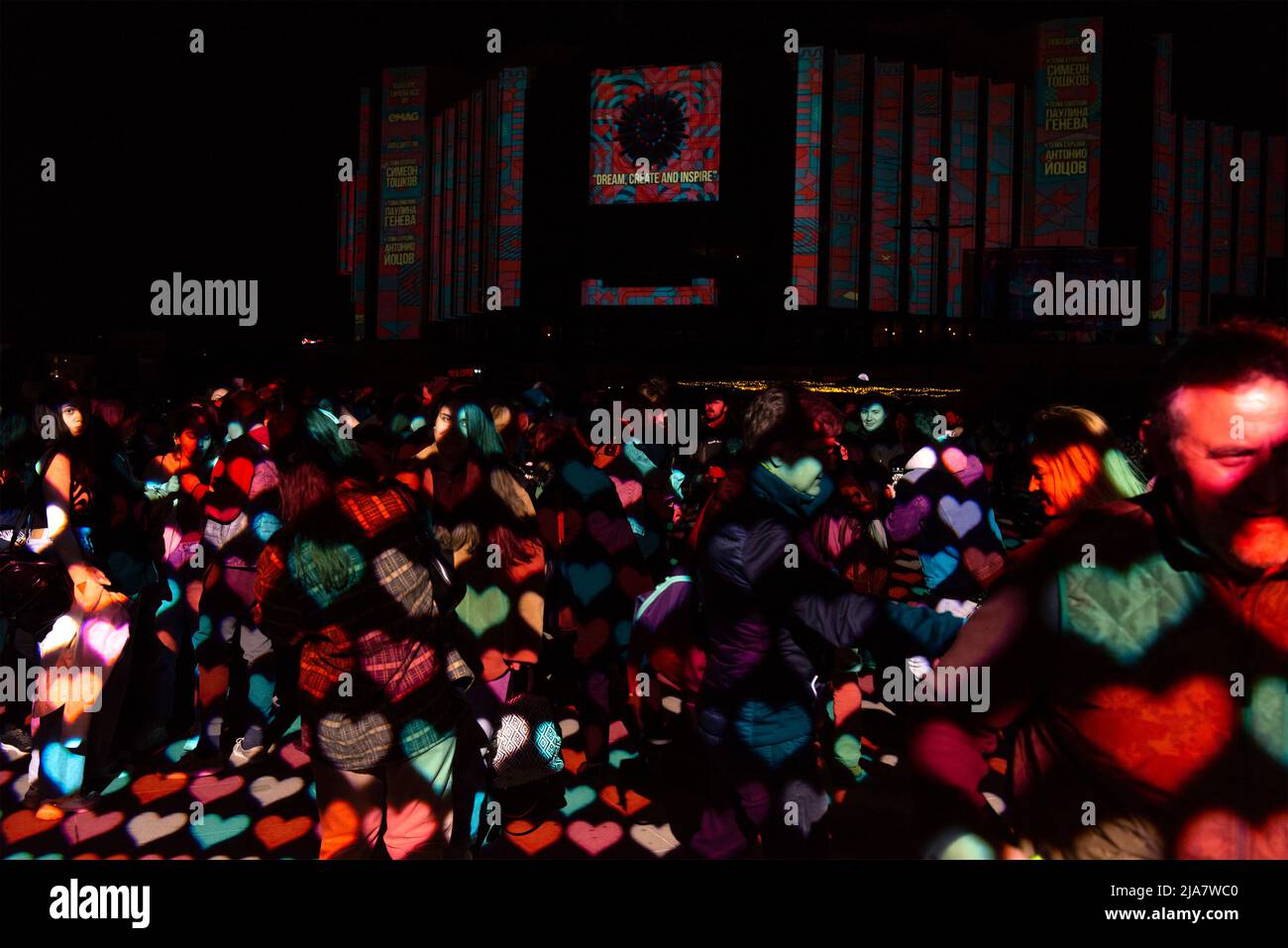 Menschen, die während der interaktiven Live-Performance auf dem Lunar Festival of Lights, Sofia, Bulgarien, Osteuropa, Balkan, EU Stockfoto