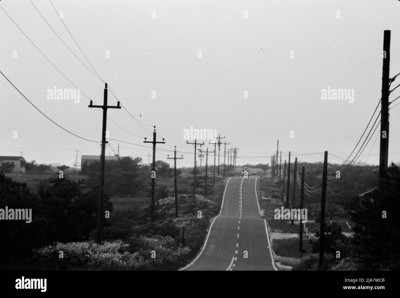 Leere Straße am Cape Cod in der Nähe von Provincetown, Massachusetts, USA im Jahr 1980 Stockfoto