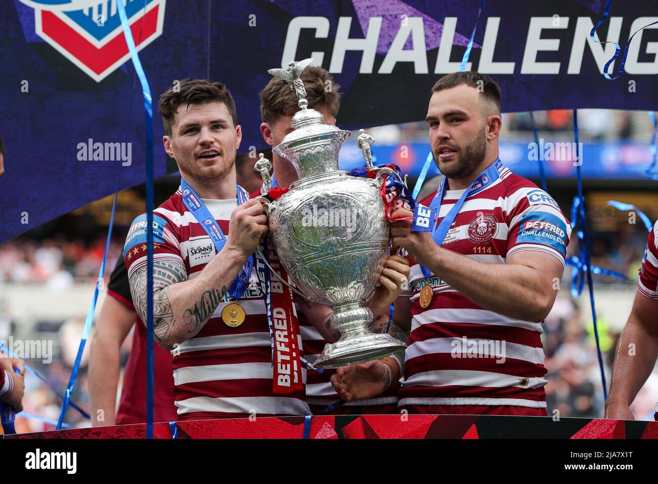 Der Wigan-Krieger-Kader feiert und hebt die Trophäe des Betfred Challenge Cup, nachdem er die Huddersfield Giants 14-16 besiegt hat Stockfoto