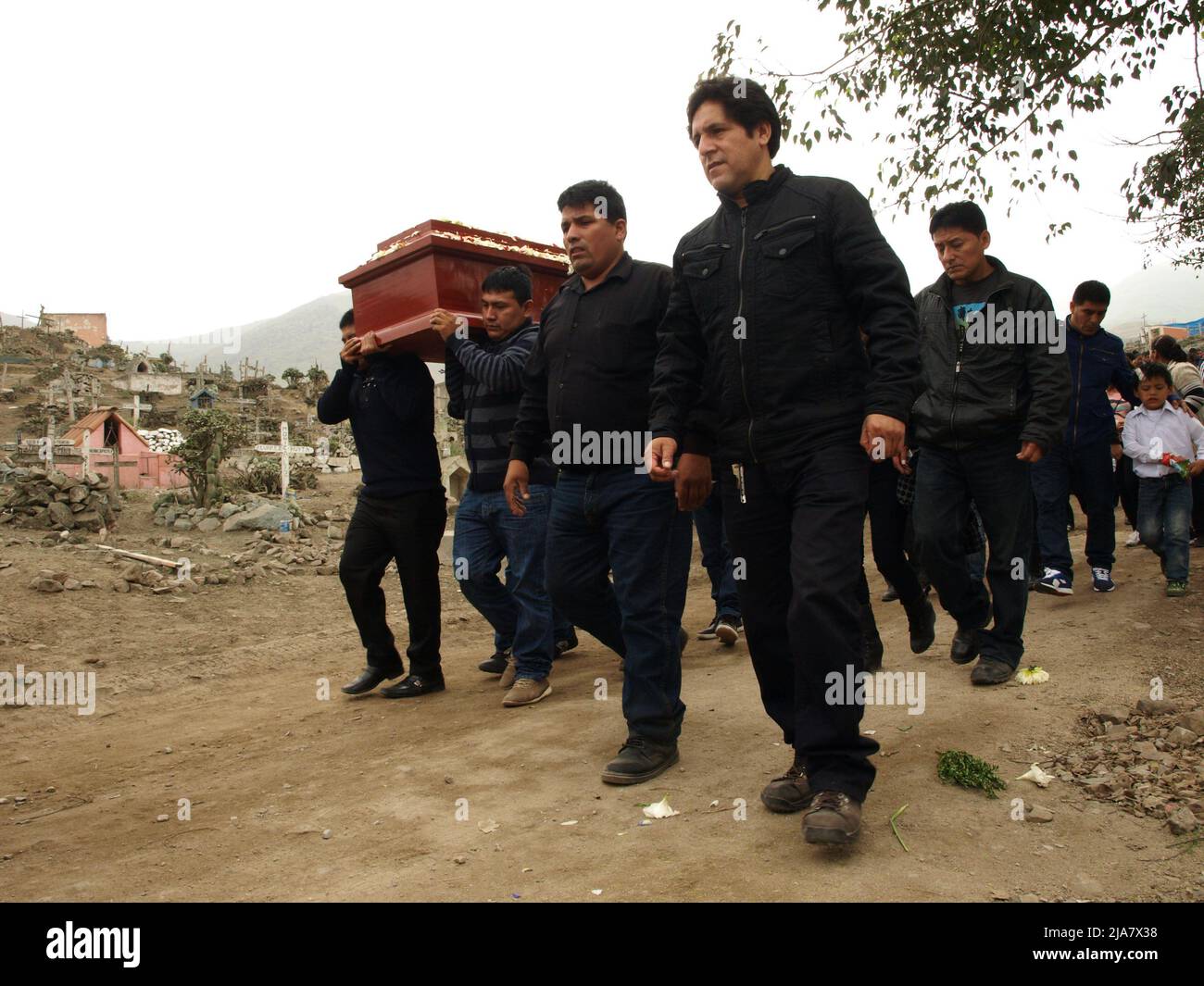 Eine Beerdigung auf dem Friedhof von La Esperanza, im Bezirk Villa el Salvador in Lima. Es ist eines der größten in Amerika und empfängt fast zwei Millionen Besucher pro Jahr, nur am Tag der Toten. Stockfoto