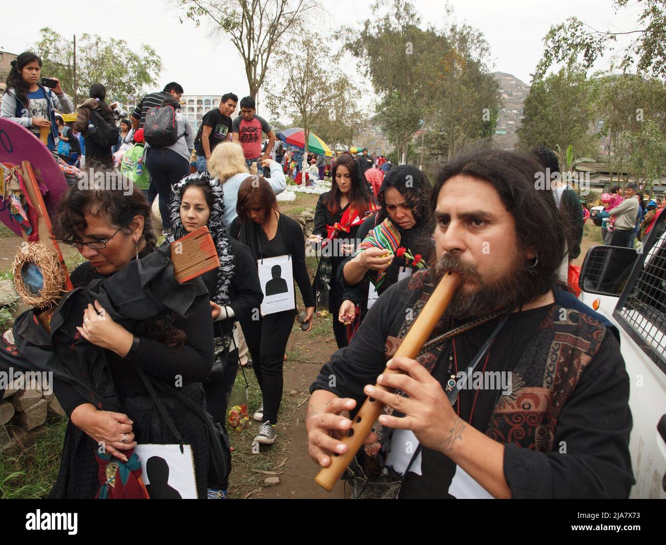 Der Friedhof von La Esperanza, im Stadtteil Villa el Salvador in Lima, ist einer der größten in ganz Amerika und empfängt fast zwei Millionen Besucher pro Jahr, nur am Tag der Toten. Stockfoto
