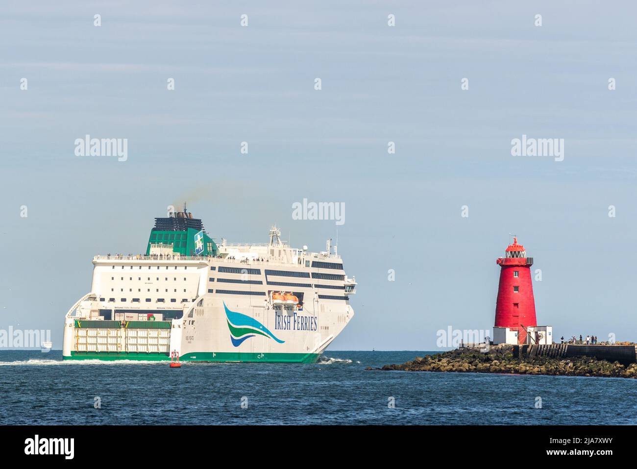 Poolbeg, Dublin, Irland. 28.. Mai 2022. An einem warmen und sonnigen Tag in der irischen Hauptstadt, Schiff Irish Ferries 'W.B. Yeats segelt am Nachmittag vom Hafen von Dublin nach Cherbourg, Frankreich. Der Rest des Wochenendes wird sonnig mit Temperaturen von 16C bis 20C. Quelle: AG News/Alamy Live News Stockfoto