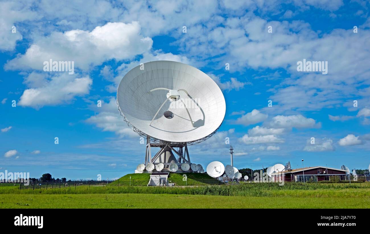 Große Dish-Empfänger für die Satellitenkommunikation in Burum, Niederlande Stockfoto
