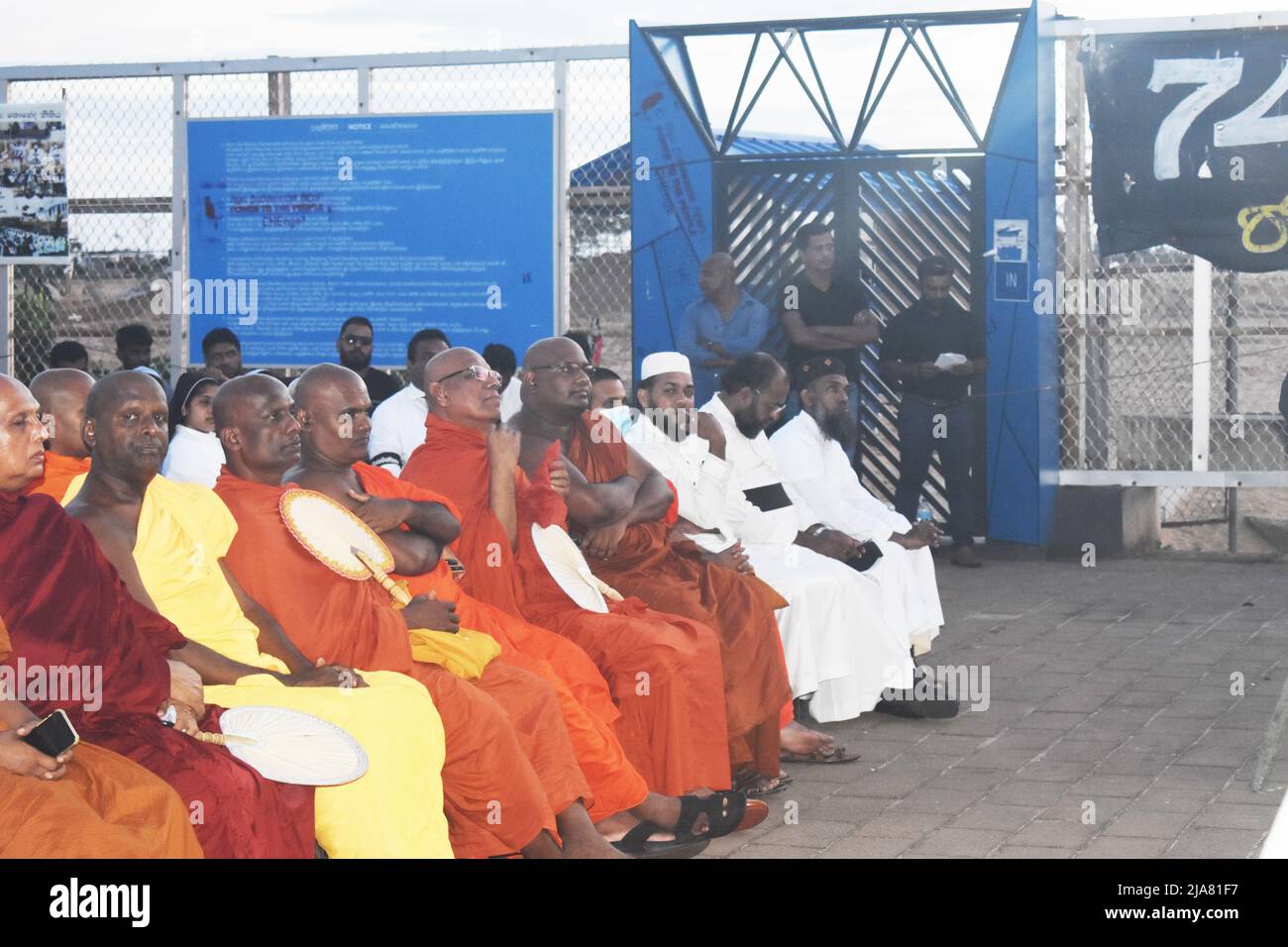 Colombo, Sri Lanka. 28. Mai 2022. Klerus christlicher, buddhistischer, islamischer und hinduistischer Religionen versammelten sich zu religiösen Aktivitäten anlässlich des 50.-tägigen Protestes im #gogotagama in Galle Face Green. Mehrere Gruppen organisierten Protestmärsche aus der Umgebung von Colombo, die in #gogotagama endeten. Große Menschenmengen wurden beim Protestblick gesehen, die Präsident Gotabaya Rajapakse weiterhin baten, abzutreten. Stockfoto