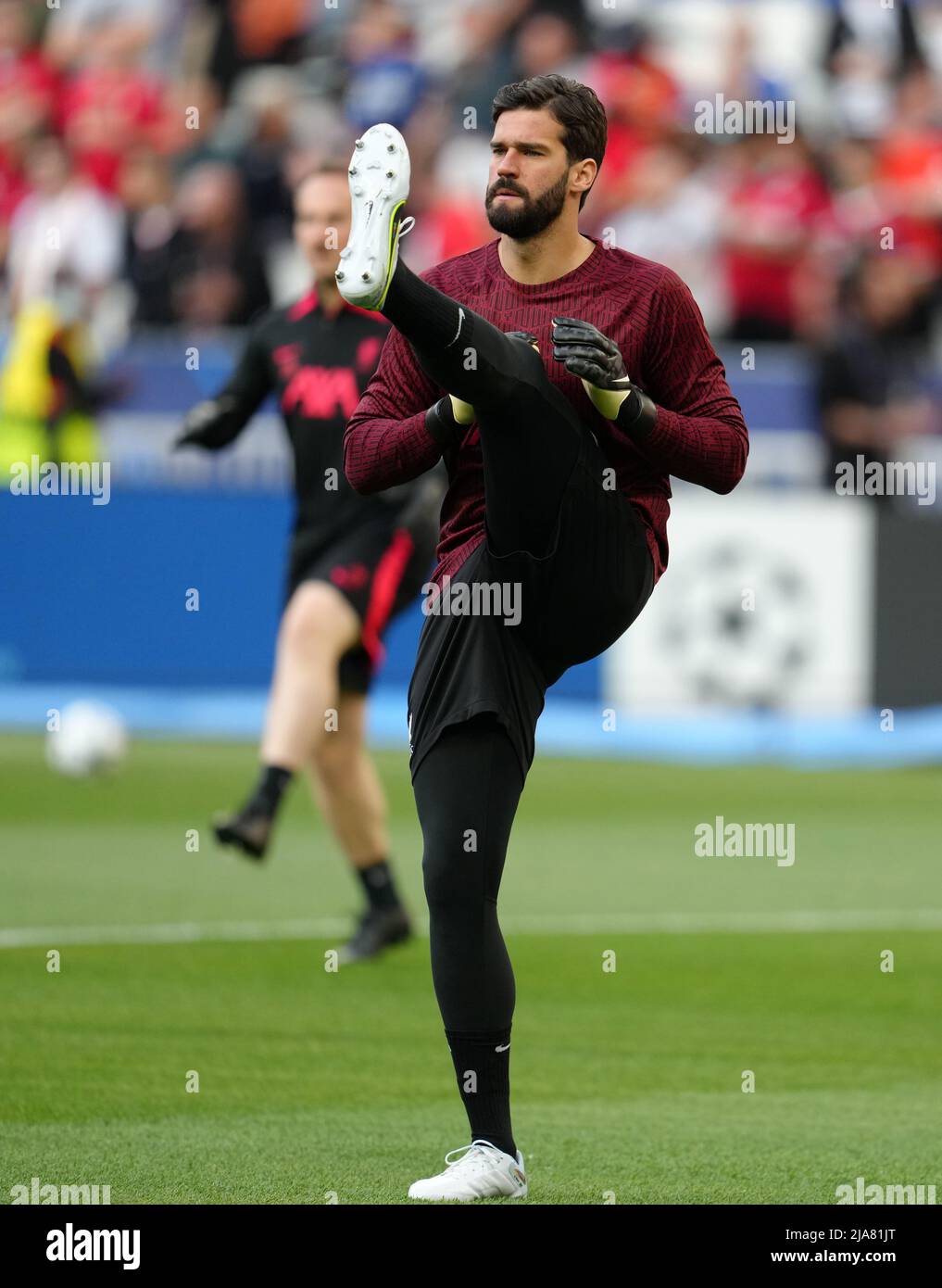 Liverpooler Torhüter Alisson wärmt sich vor dem Start beim UEFA Champions League-Finale im Stade de France, Paris, auf. Bilddatum: Samstag, 28. Mai 2022. Stockfoto