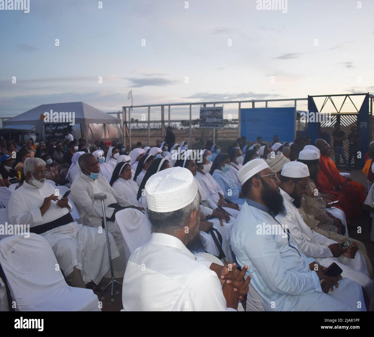 Colombo, Sri Lanka. 28. Mai 2022. Klerus christlicher, buddhistischer, islamischer und hinduistischer Religionen versammelten sich zu religiösen Aktivitäten anlässlich des 50.-tägigen Protestes im #gogotagama in Galle Face Green. Mehrere Gruppen organisierten Protestmärsche aus der Umgebung von Colombo, die in #gogotagama endeten. Große Menschenmengen wurden beim Protestblick gesehen, die Präsident Gotabaya Rajapakse weiterhin baten, abzutreten. Stockfoto