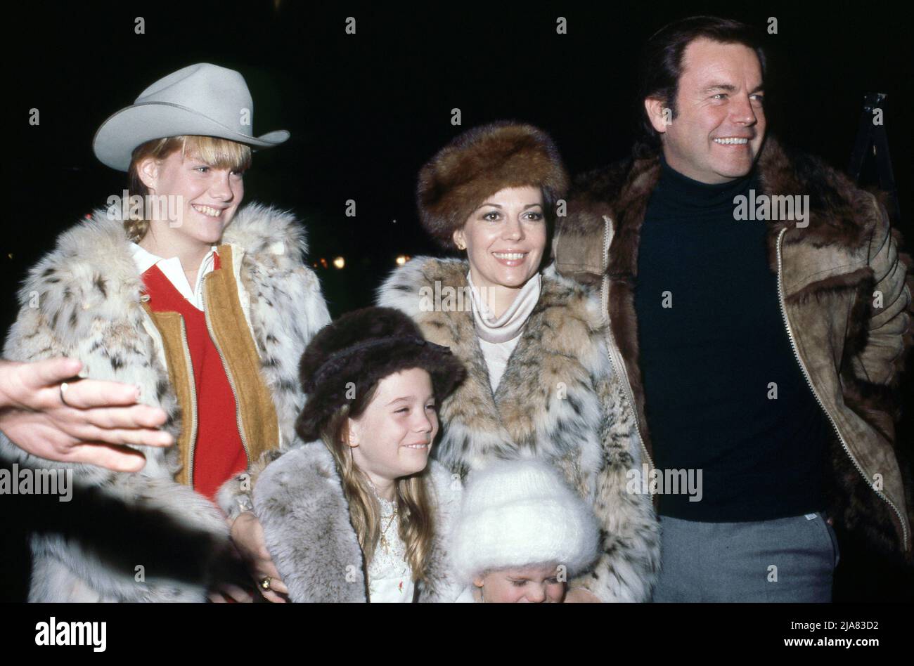 Robert Wagner mit Natalie Wood und den Töchtern Katie Wagner und Courtney Brooke um die 1980er Jahre Credit: Ralph Dominguez/MediaPunch Stockfoto
