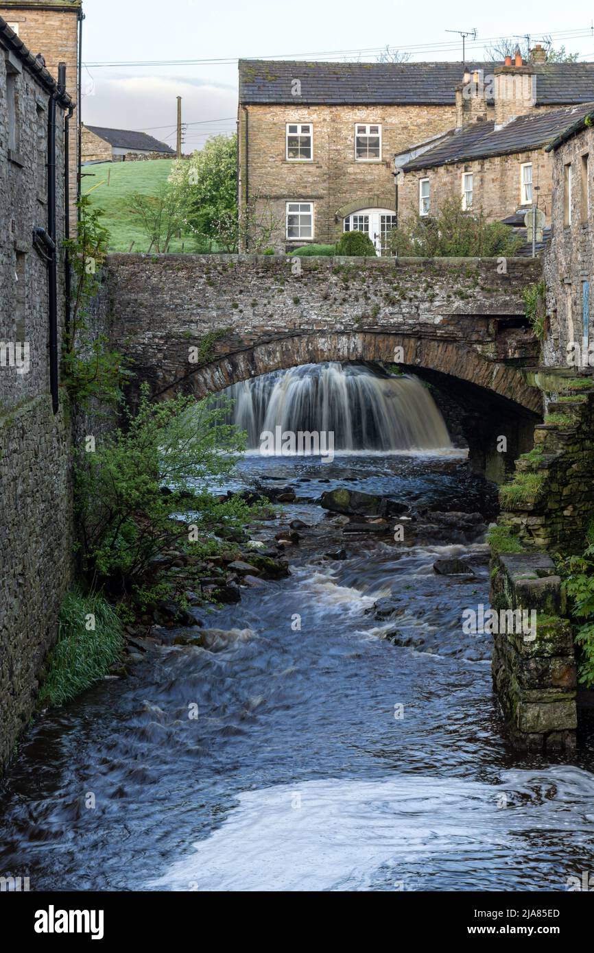 Gayle Beck Brücke über einen Nebenfluss des Flusses Ure in der malerischen Stadt Hawes, Wenslydale, Yorkshire Dales National Park, Yorkshire, England Stockfoto