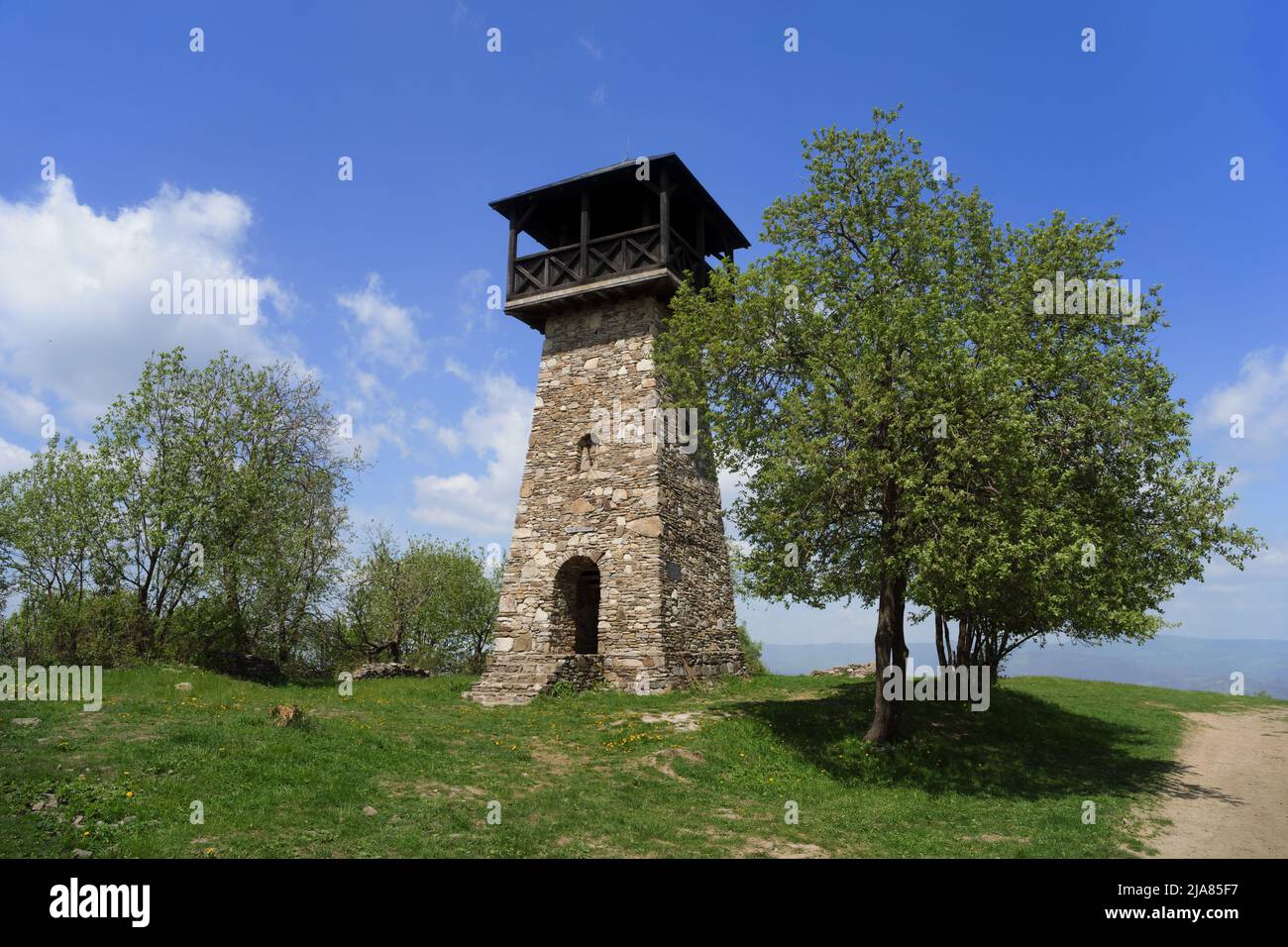 Aussichtsturm auf der Spitze des Hügels, Martacky vrch, Zakopcie, Javorniky, Slowakei - Wahrzeichen und Denkmal Gebäude aus Stein. Sonnige s Stockfoto