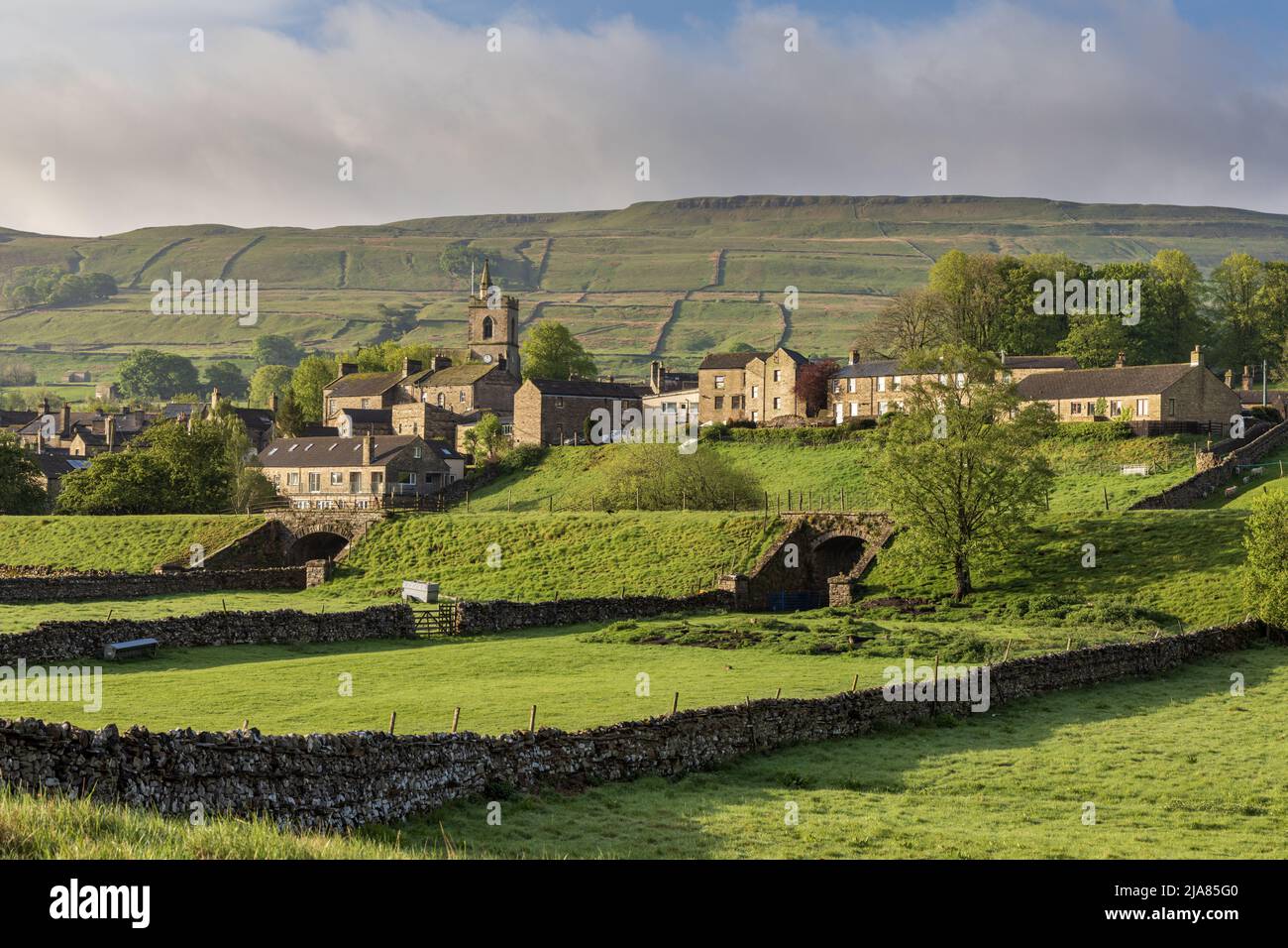 Morgenlicht über der malerischen Marktstadt Hawes im Yorkshire Dales National Park, North Yorkshire, England, Großbritannien Stockfoto