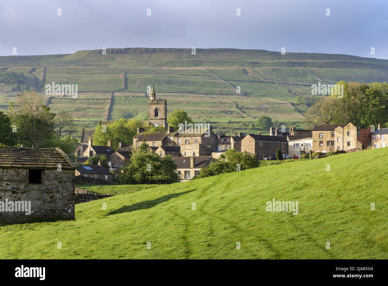 Morgenlicht über der malerischen Marktstadt Hawes im Yorkshire Dales National Park, North Yorkshire, England, Großbritannien Stockfoto