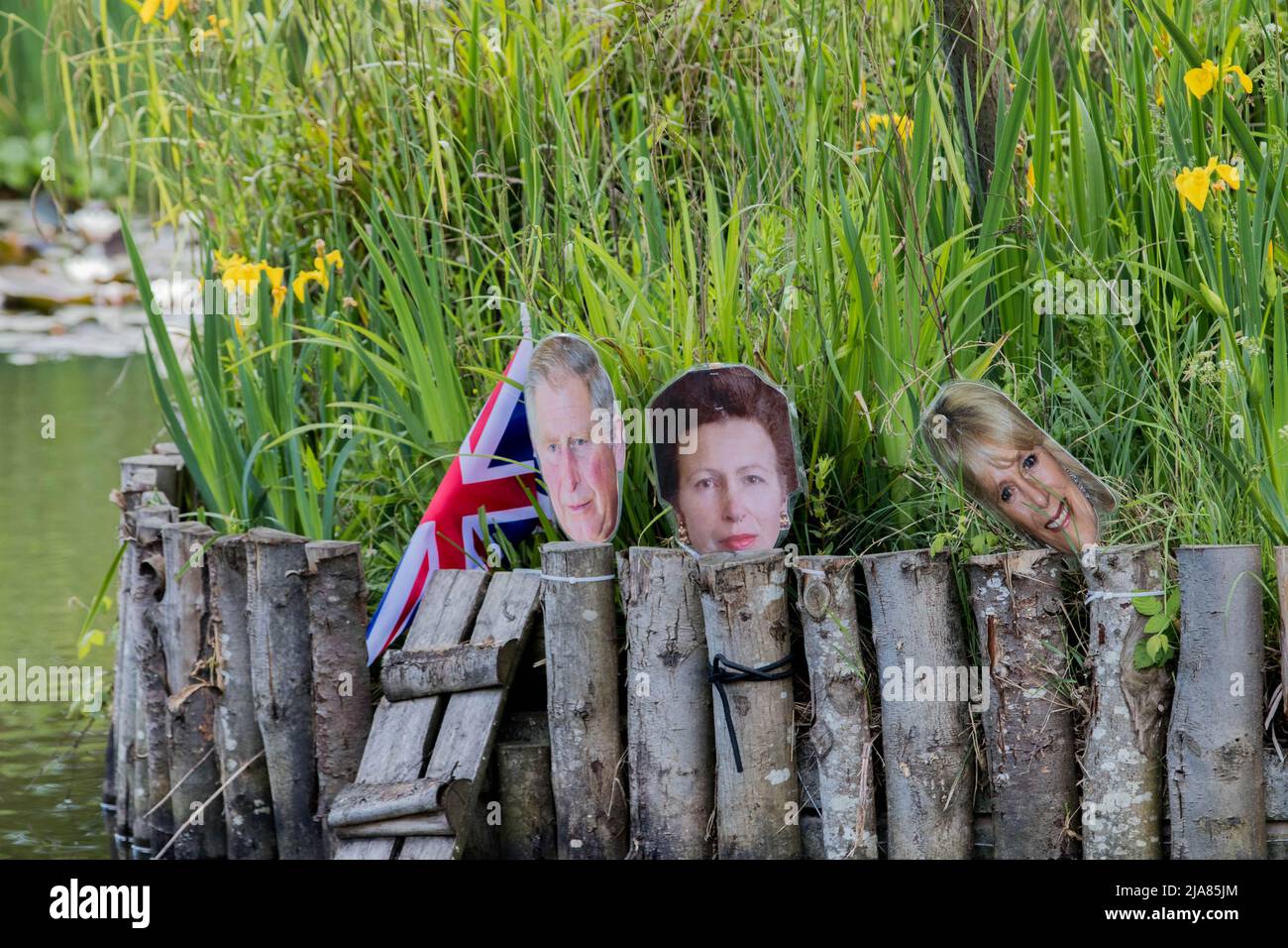 VEREINIGTES KÖNIGREICH. 28.. Mai 2022. Die Prankers haben das Dorf Rottingdean Pond in Sussex als Zielscheibe für die Jubiläumsfeiern genutzt. Sie haben einen Korbschnitt der Queen mit einem Corgi und den Gesichtern der königlichen Familie um eine Insel in der Mitte des Teiches platziert, um den Balkon am Buckingham Palast darzustellen. Sie haben Price Andrew Face von allen entfernt und auf der anderen Seite der Insel gibt es Prinz Harry und Megan Credit: @Dmoonuk/Alamy Live News Stockfoto