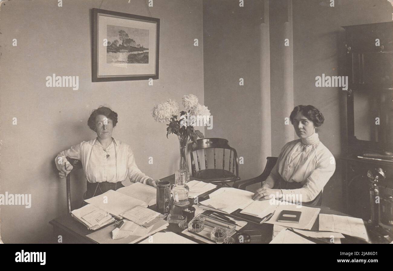 Mitglieder der Geschäftsleitung der Abteilung für Schadenersatzansprüche der Frauen, der Nationalen Krankenversicherung, der Liverpool Victoria Approved Society (LVAS) in ihrem Büro im Jahr 1913. Die Frau auf der rechten Seite ist Miss Cuttress, Leiterin der Abteilung Stockfoto