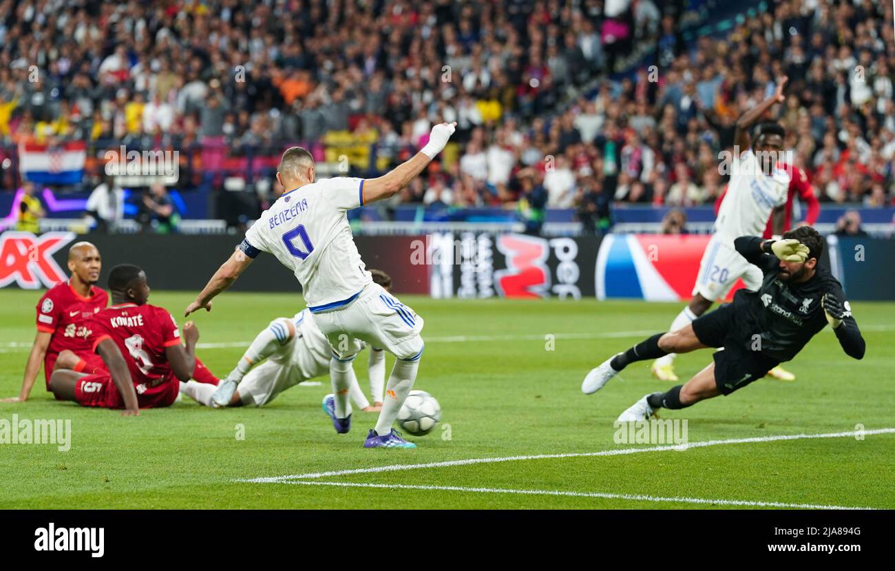 Karim Benzema von Real Madrid erzielt das erste Tor der Mannschaft, bevor er während des UEFA Champions League Finales im Stade de France, Paris, ins abseits gestellt wird. Bilddatum: Samstag, 28. Mai 2022. Stockfoto