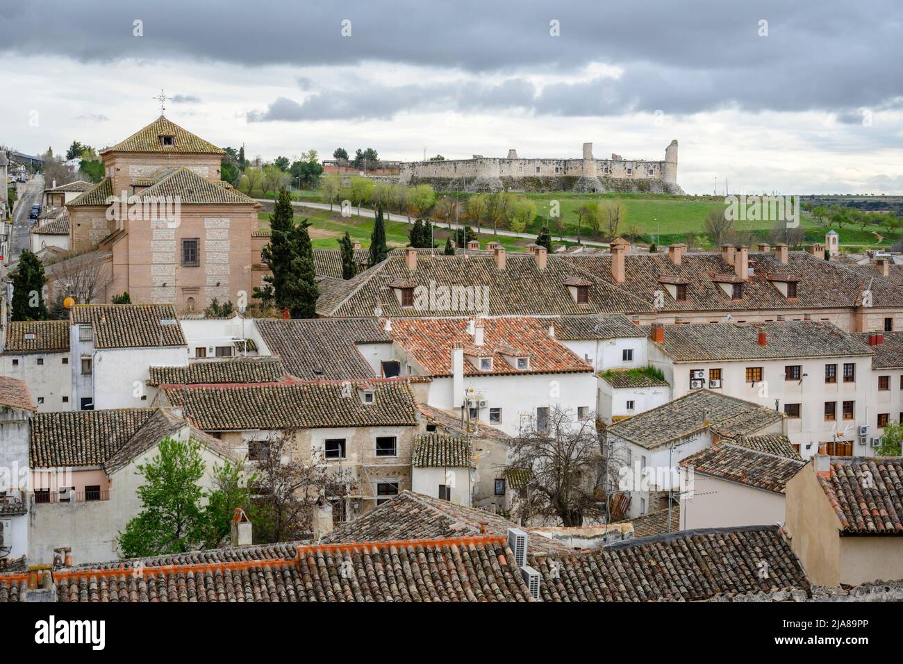 Dächer und Blick auf die Burg in der Stadt Chinchon, Madrid, Spanien. Stockfoto