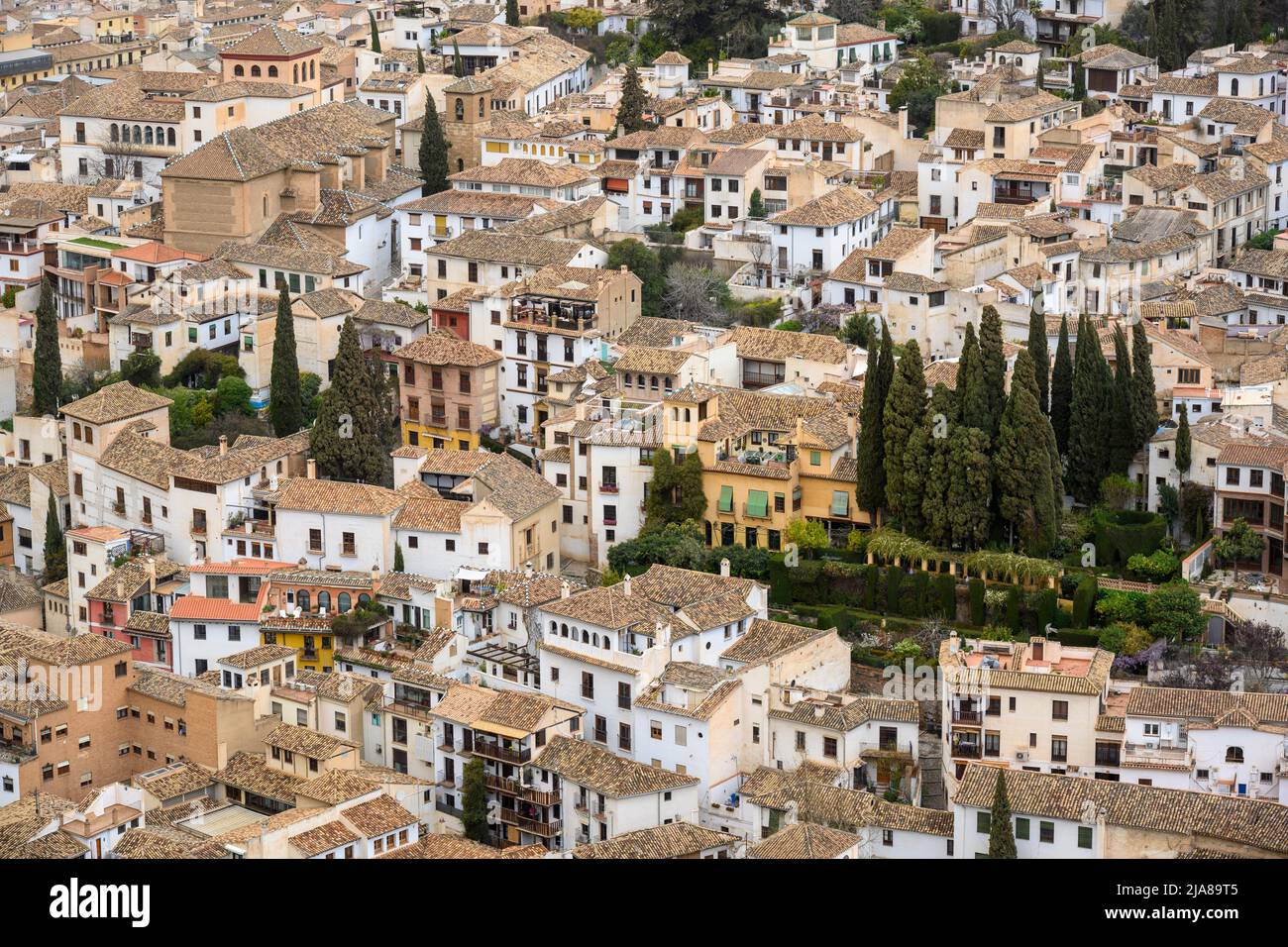 Häuser und Mehrfamilienhäuser in Granada, von der Alhambra aus gesehen; Andalusien, Spanien. Stockfoto