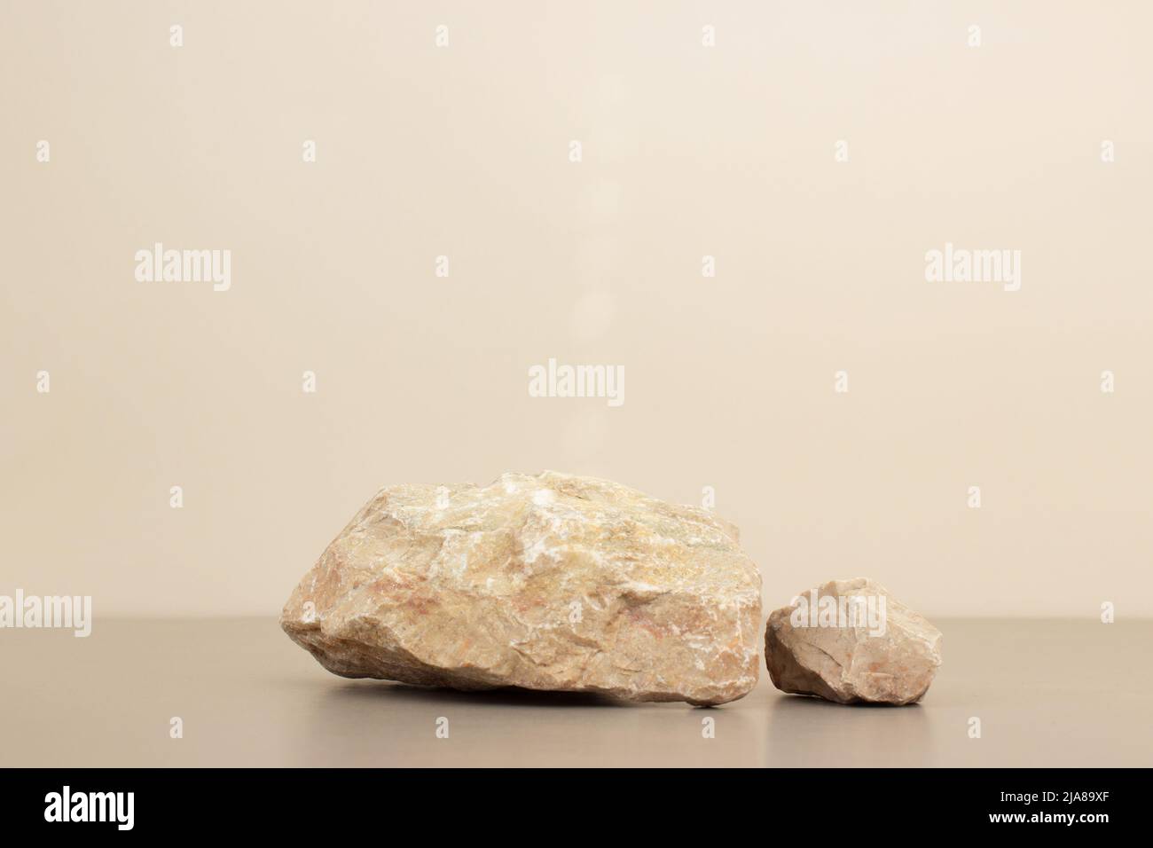 Leerer Natur Stein Podium Minimalismus auf hellbeigem Hintergrund. Platz kopieren, für Text platzieren Stockfoto
