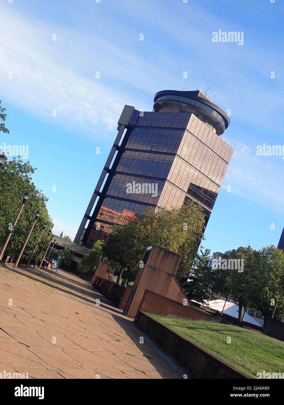 Das erste Federal Plaza Building in Rochester, NY, bekannt für seine kreisförmige Spitze, die früher ein sich drehendes Restaurant war, das Changing Scene genannt wird Stockfoto