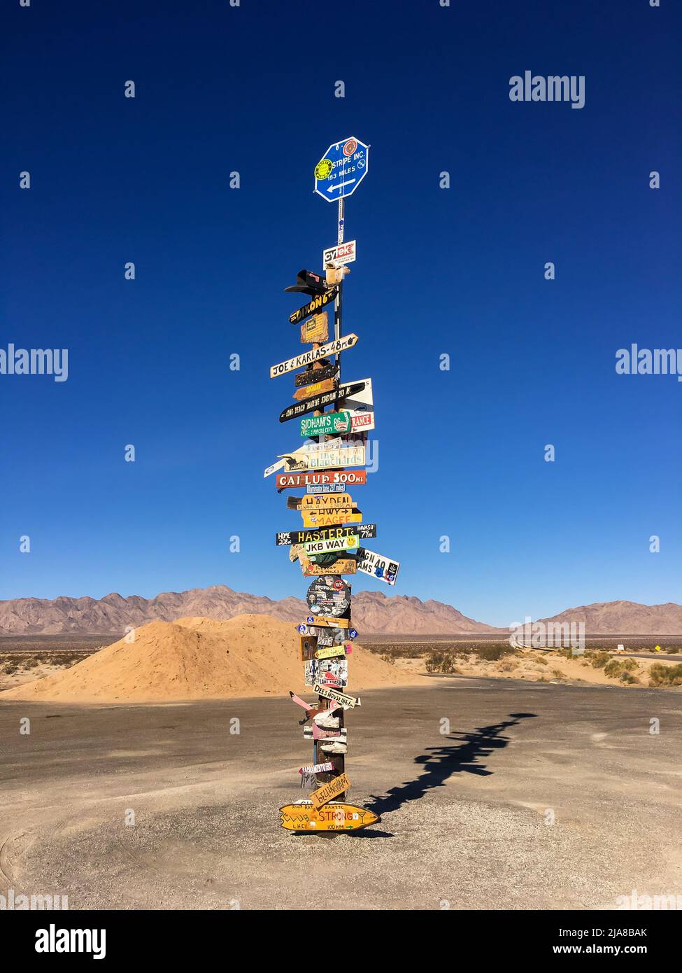 Desert Sign, Iron Mountain Sign Pole an der Kreuzung von Route 62 (Rig Road) und Iron Mountain Road. Informelles Schild, REIS, KALIFORNIEN, USA Stockfoto