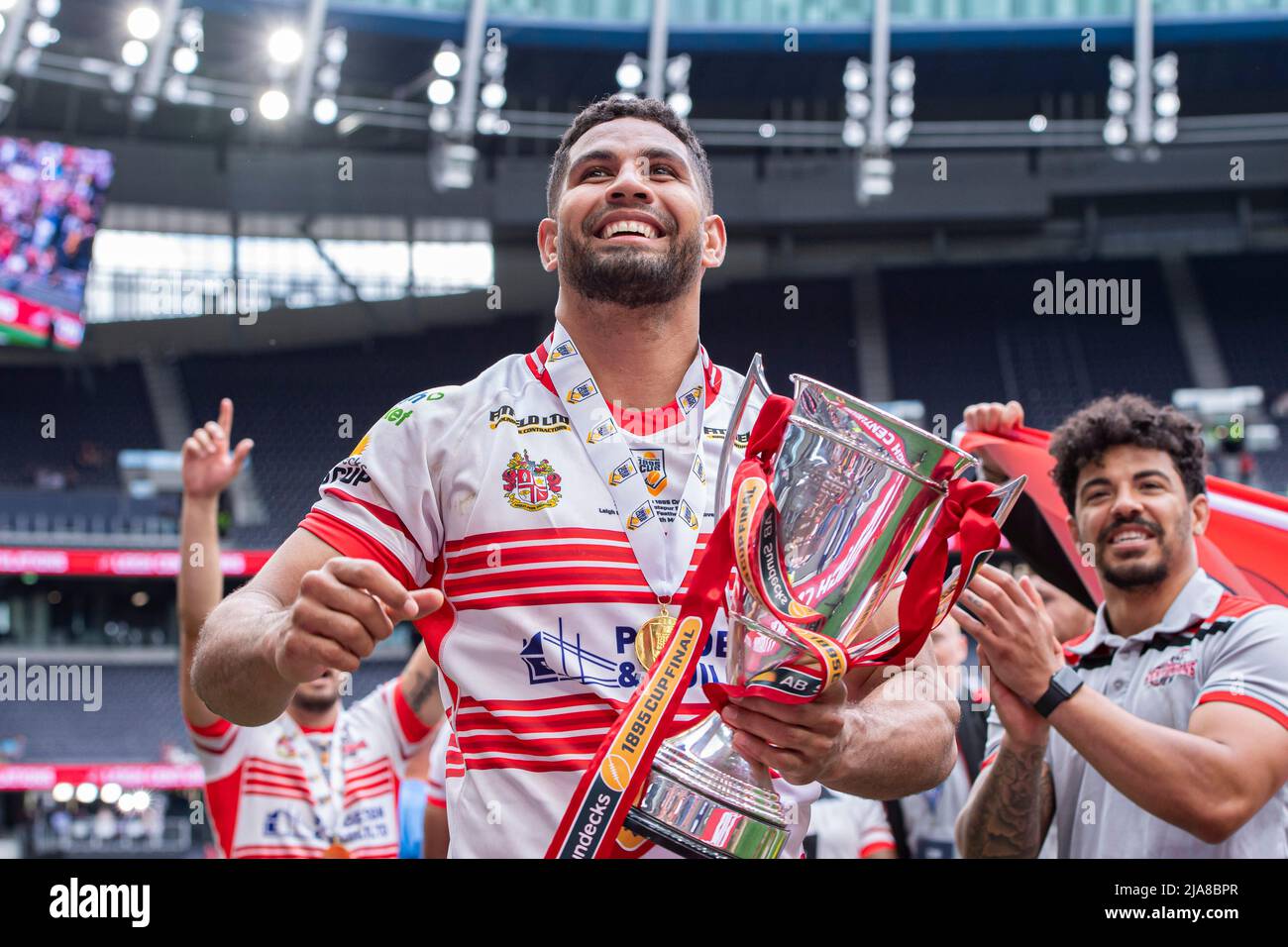 LONDON, GROSSBRITANNIEN. 28., Mai 2022. Leigh Centurions gewinnt den ab Sundecks 1895 Cup während des ab Sundecks 1895 Cup Finales 2022 - Featherstone Rovers vs Leigh Centurions im Tottenham Hotspur Stadium am Samstag, den 28. Mai 2022. LONDON, ENGLAND. Kredit: Taka G Wu/Alamy Live Nachrichten Stockfoto