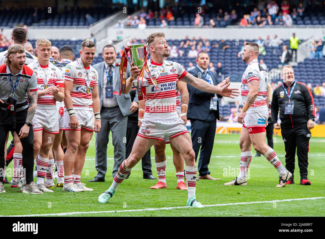 LONDON, GROSSBRITANNIEN. 28., Mai 2022. Leigh Centurions feiern den Gewinn des ab Sundecks 1895 Cup während des ab Sundecks 1895 Cup Finales 2022 - Featherstone Rovers vs Leigh Centurions im Tottenham Hotspur Stadium am Samstag, den 28. Mai 2022. LONDON, ENGLAND. Kredit: Taka G Wu/Alamy Live Nachrichten Stockfoto
