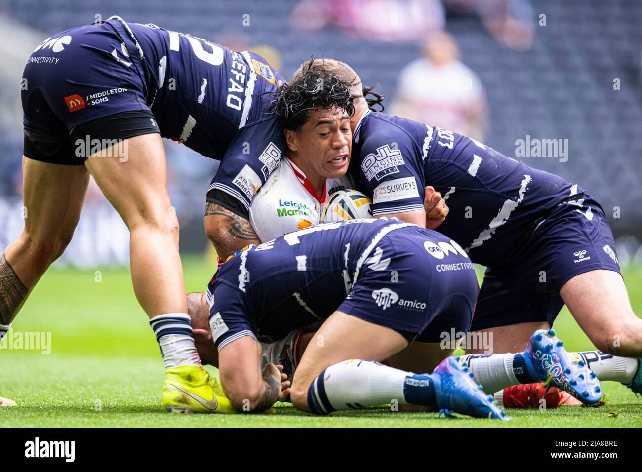 LONDON, GROSSBRITANNIEN. 28., Mai 2022. Tom Amone von Leigh Centurions (Mitte) wird am Samstag, den 28. Mai 2022 2022, während des ab Sundecks 1895 Cup Finales - Featherstone Rovers vs Leigh Centurions im Tottenham Hotspur Stadium angegangen. LONDON, ENGLAND. Kredit: Taka G Wu/Alamy Live Nachrichten Stockfoto