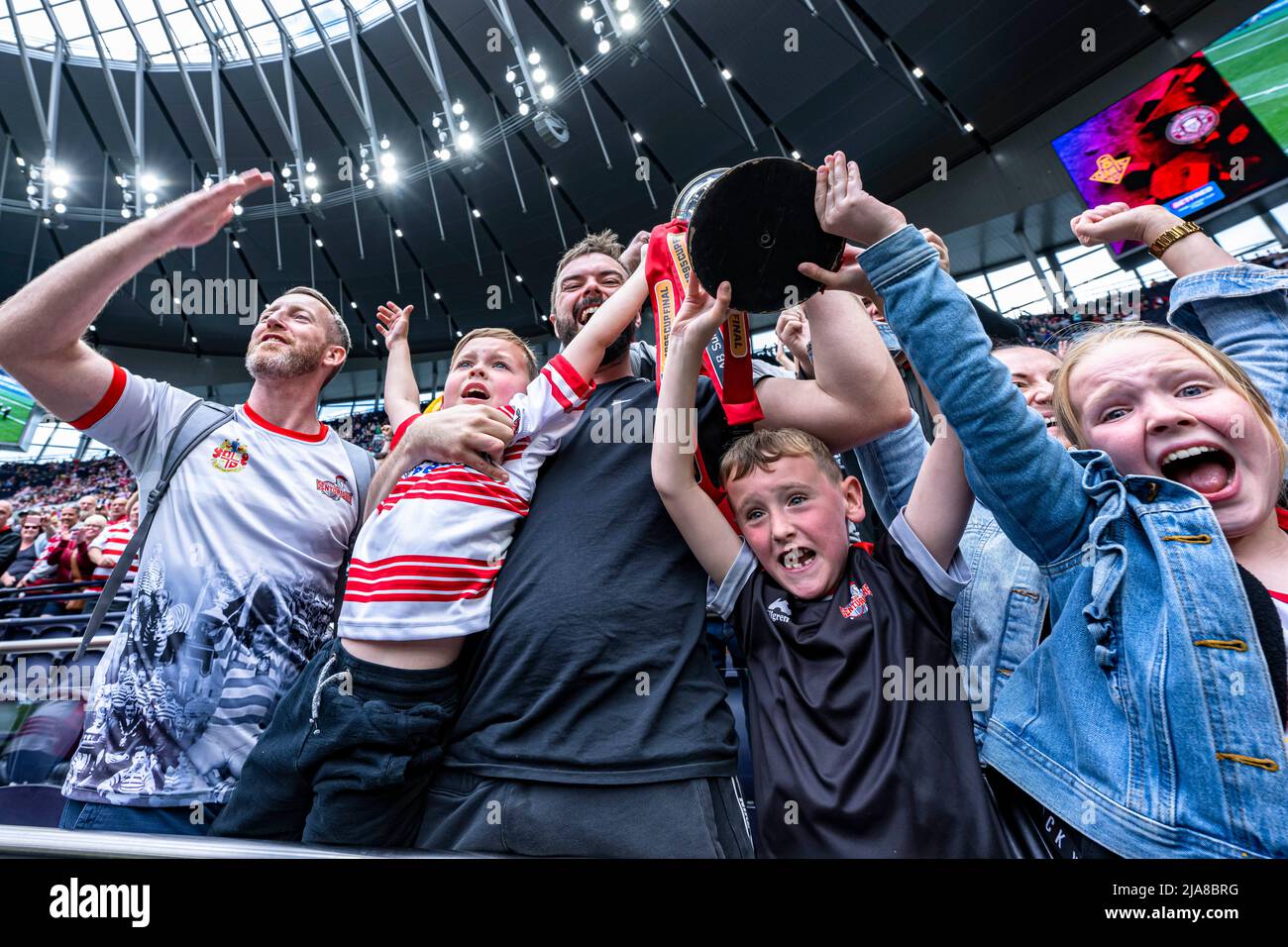 LONDON, GROSSBRITANNIEN. 28., Mai 2022. Die Fans feiern, nachdem Leigh Centurions den ab Sundecks 1895 Cup während des ab Sundecks 1895 Cup Finales 2022 gewonnen hat - Featherstone Rovers vs Leigh Centurions im Tottenham Hotspur Stadium am Samstag, den 28. Mai 2022. LONDON, ENGLAND. Kredit: Taka G Wu/Alamy Live Nachrichten Stockfoto