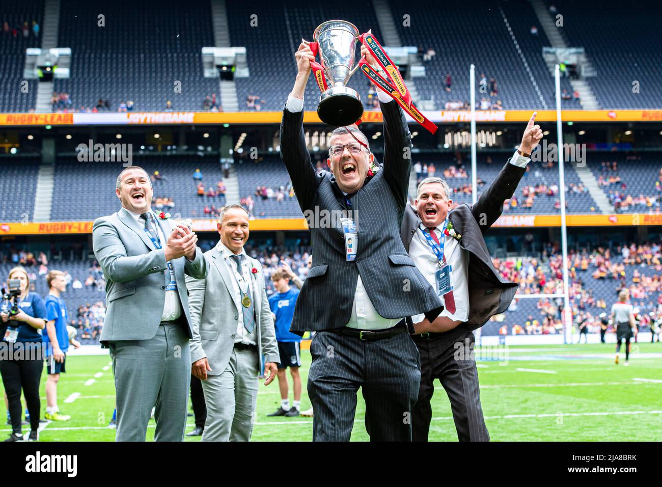 LONDON, GROSSBRITANNIEN. 28., Mai 2022. Leigh Centurions feiern den Gewinn des ab Sundecks 1895 Cup während des ab Sundecks 1895 Cup Finales 2022 - Featherstone Rovers vs Leigh Centurions im Tottenham Hotspur Stadium am Samstag, den 28. Mai 2022. LONDON, ENGLAND. Kredit: Taka G Wu/Alamy Live Nachrichten Stockfoto