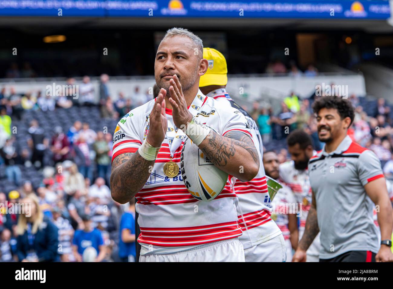 LONDON, GROSSBRITANNIEN. 28., Mai 2022. Krisnan Inu von Leigh Centurions (Mitte) feiert, dass Leigh Centurions am Samstag, den 28. Mai 2022 2022, im ab Sundecks 1895 Cup Finale den ab Sundecks 1895 Cup gewonnen hat - Featherstone Rovers vs Leigh Centurions im Tottenham Hotspur Stadium. LONDON, ENGLAND. Kredit: Taka G Wu/Alamy Live Nachrichten Stockfoto