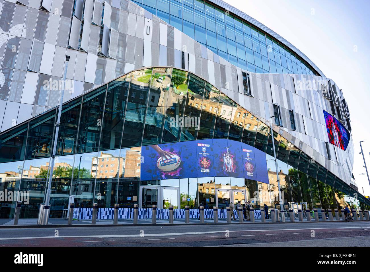 LONDON, GROSSBRITANNIEN. 28., Mai 2022. Der Haupteingang des Tottenham Stadions während des ab Sundecks 1895 Cup Finales 2022 - Featherstone Rovers vs Leigh Centurions im Tottenham Hotspur Stadium am Samstag, den 28. Mai 2022. LONDON, ENGLAND. Kredit: Taka G Wu/Alamy Live Nachrichten Stockfoto