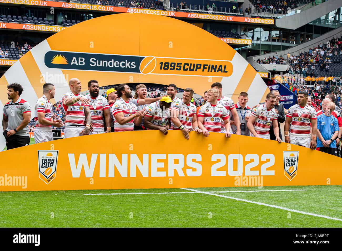 LONDON, GROSSBRITANNIEN. 28., Mai 2022. Leigh Centurions feiern den Gewinn des ab Sundecks 1895 Cup während des ab Sundecks 1895 Cup Finales 2022 - Featherstone Rovers vs Leigh Centurions im Tottenham Hotspur Stadium am Samstag, den 28. Mai 2022. LONDON, ENGLAND. Kredit: Taka G Wu/Alamy Live Nachrichten Stockfoto