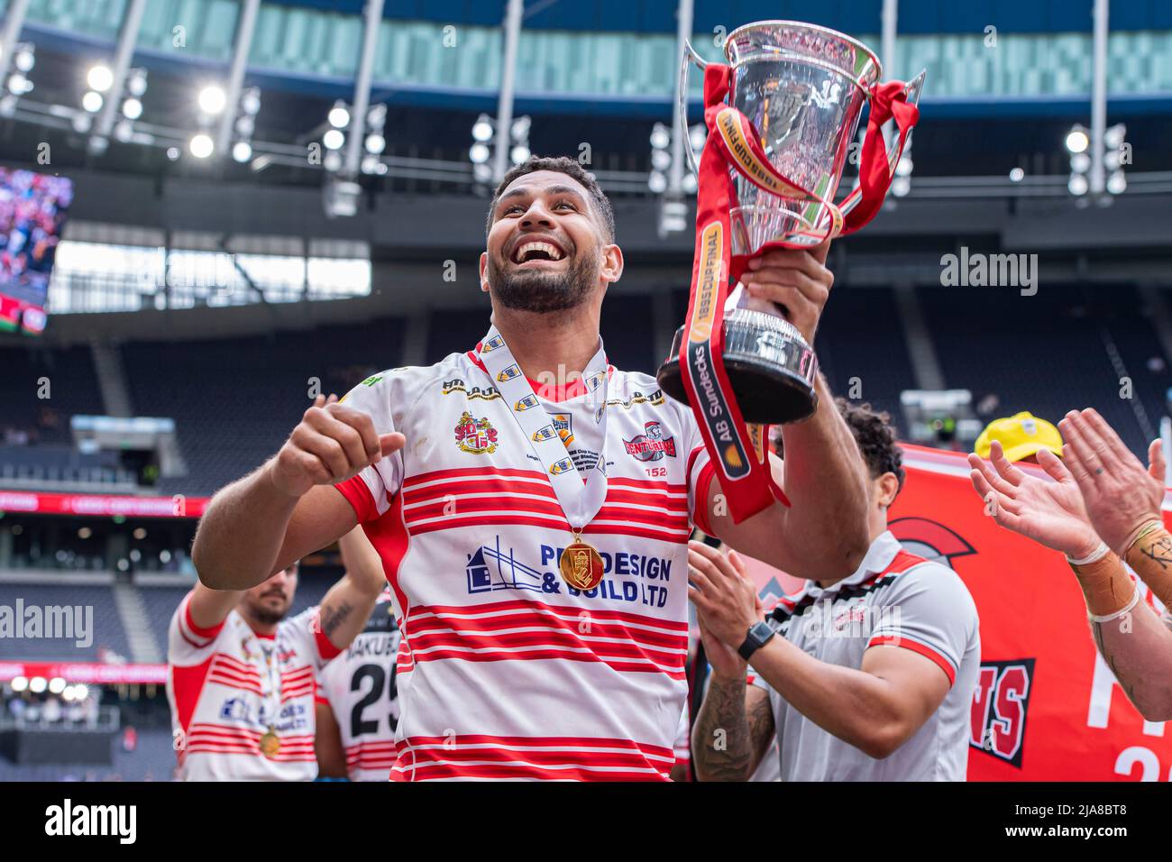 LONDON, GROSSBRITANNIEN. 28., Mai 2022. Leigh Centurions gewinnt den ab Sundecks 1895 Cup während des ab Sundecks 1895 Cup Finales 2022 - Featherstone Rovers vs Leigh Centurions im Tottenham Hotspur Stadium am Samstag, den 28. Mai 2022. LONDON, ENGLAND. Kredit: Taka G Wu/Alamy Live Nachrichten Stockfoto
